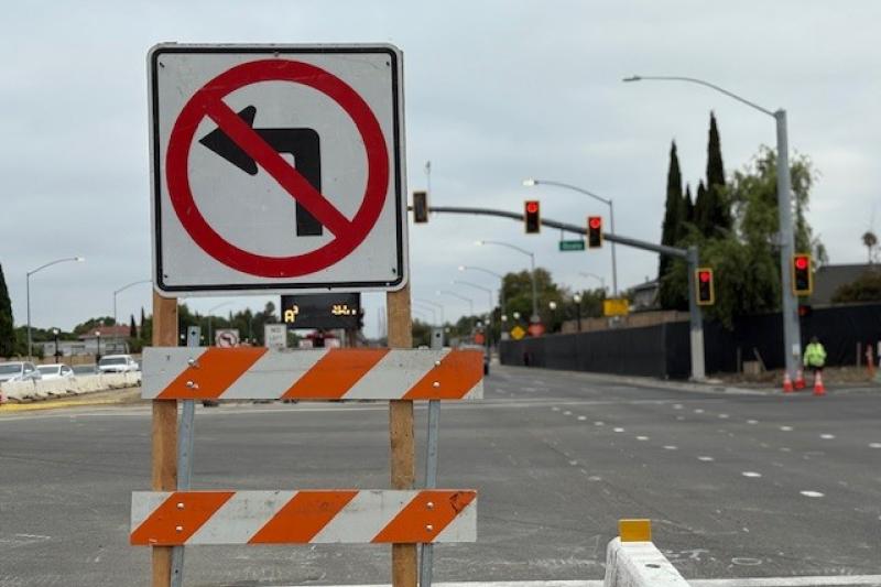 no left turn sign on street