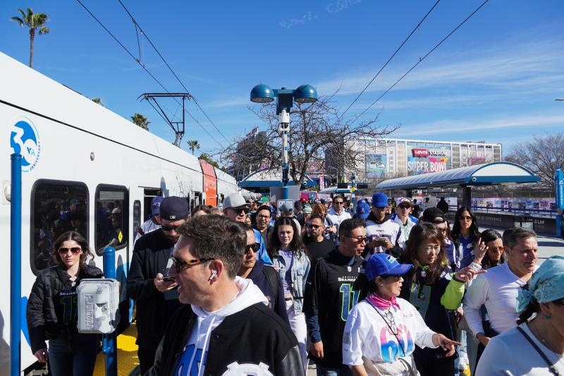 passengers boarding VTA train