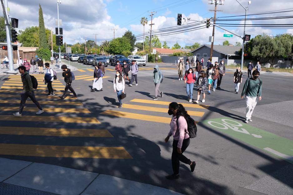 Photo of students using a pedestrian scramble.