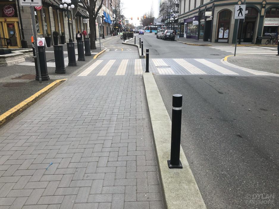 Photo showing crosswalk painted across separated bikeway.